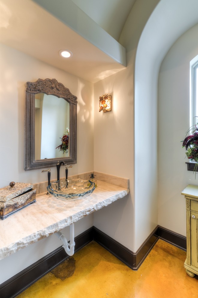 Imagen de cuarto de baño mediterráneo grande con paredes blancas, aseo y ducha, lavabo sobreencimera y encimera de acrílico