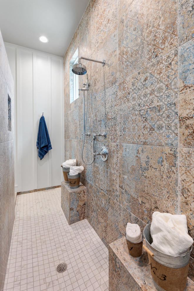 Ejemplo de cuarto de baño de estilo de casa de campo sin sin inodoro con baldosas y/o azulejos multicolor, paredes blancas, suelo beige, ducha abierta y encimeras blancas