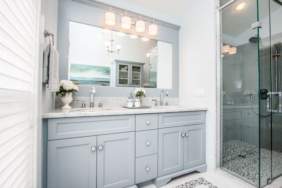 Idées déco pour une douche en alcôve principale classique de taille moyenne avec un placard en trompe-l'oeil, des portes de placard bleues, un plan de toilette en marbre, un carrelage bleu, mosaïque et un mur bleu.