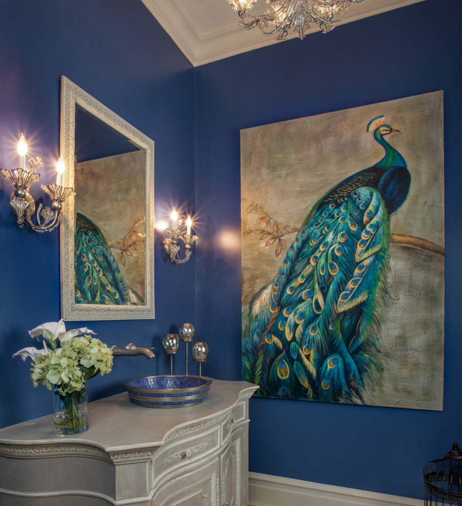 На фото: ванная комната в классическом стиле с серыми фасадами, синими стенами, настольной раковиной и фасадами с утопленной филенкой с