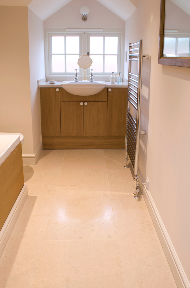 Foto di una piccola stanza da bagno chic con pavimento in pietra calcarea