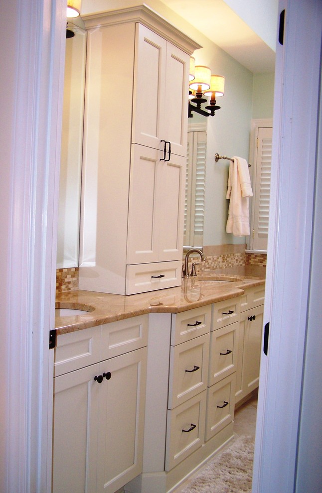 Example of a classic bathroom design in Raleigh