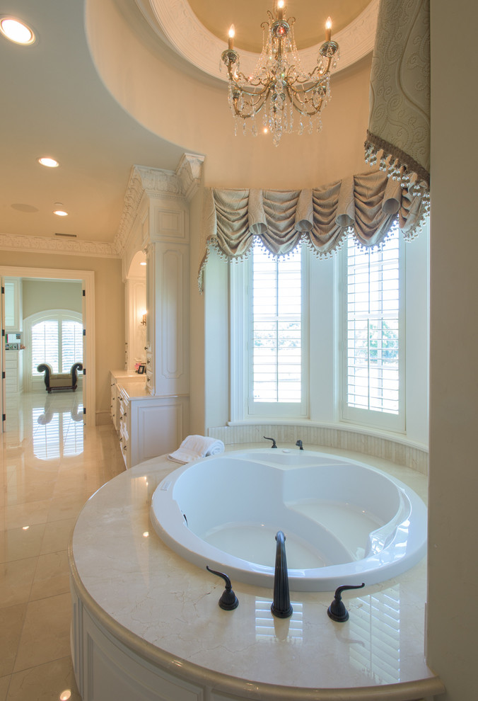 Foto di una stanza da bagno tradizionale con top in marmo e pavimento in marmo