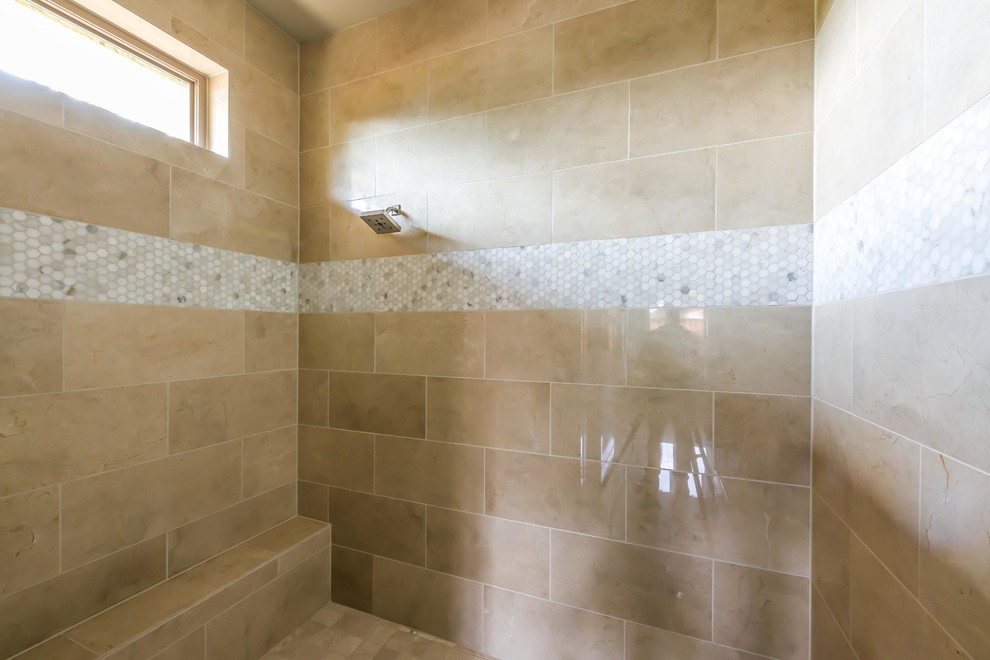 Inspiration för klassiska badrum, med marmorbänkskiva, beige kakel, stenkakel och marmorgolv