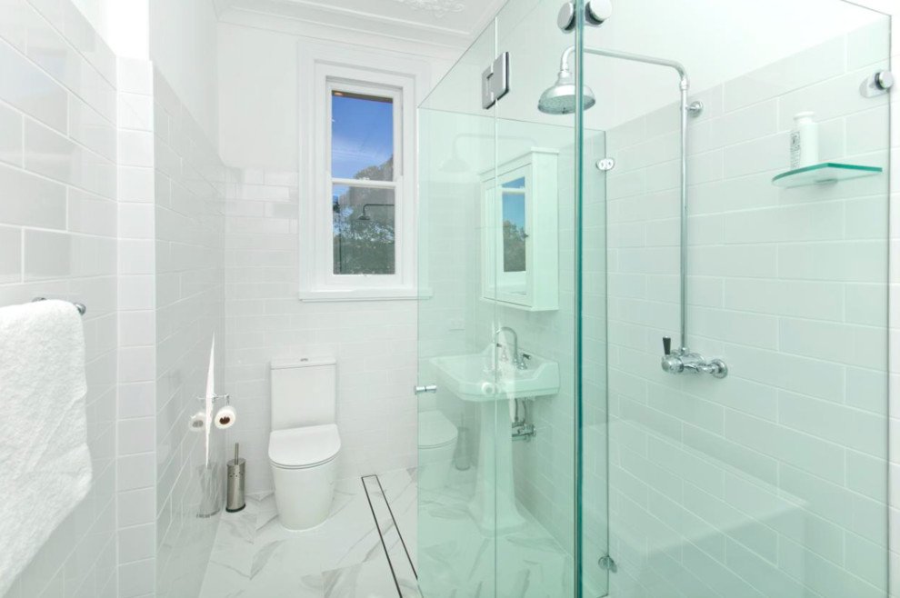 Immagine di una stanza da bagno classica di medie dimensioni con zona vasca/doccia separata