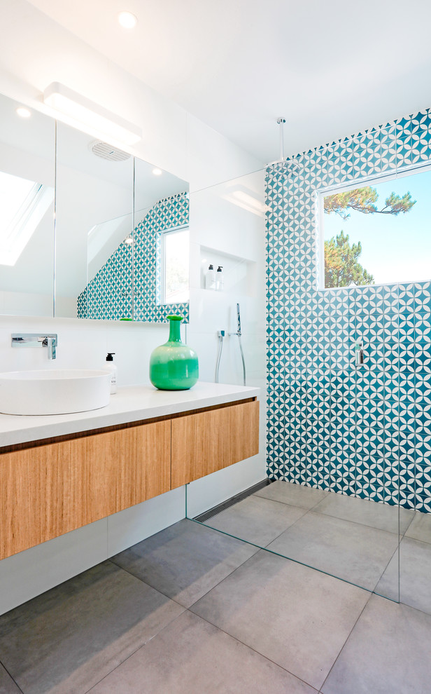 Diseño de cuarto de baño contemporáneo con ducha abierta