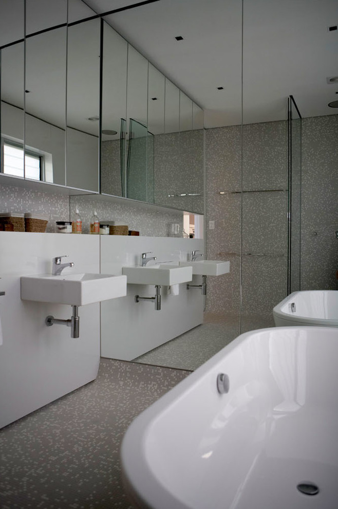 Bathroom - modern bathroom idea in Sydney