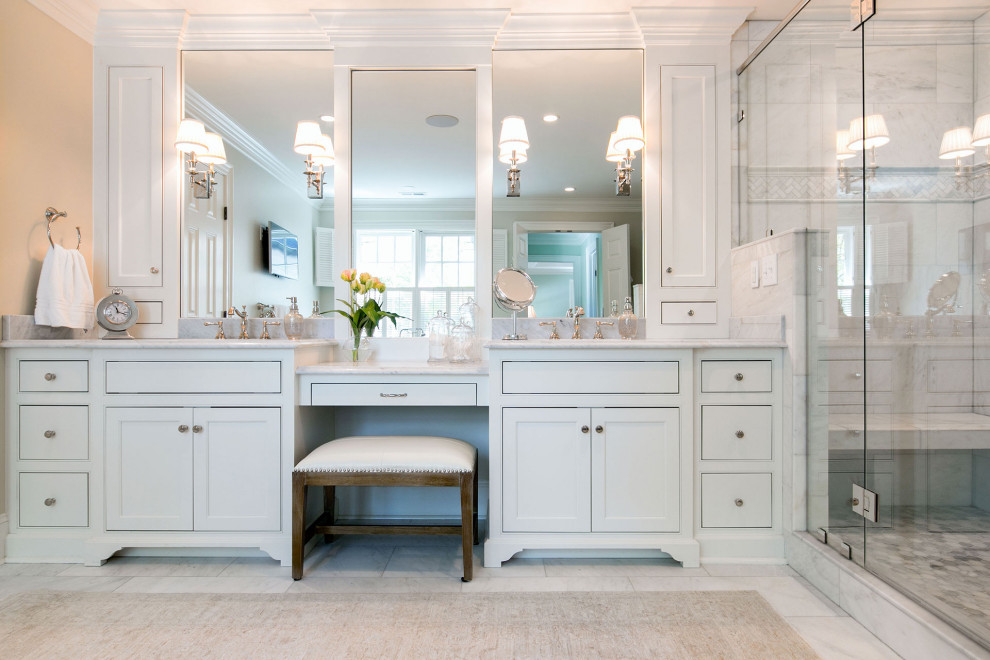 Источник вдохновения для домашнего уюта: ванная комната в классическом стиле с фасадами с декоративным кантом, белыми фасадами, душем в нише, унитазом-моноблоком, белой плиткой, мраморной плиткой, розовыми стенами, мраморным полом, врезной раковиной, мраморной столешницей, белым полом, душем с распашными дверями, белой столешницей, сиденьем для душа, тумбой под две раковины и встроенной тумбой