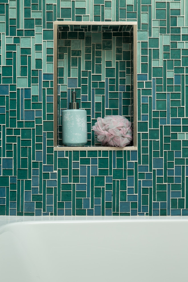 サンフランシスコにある高級な小さなコンテンポラリースタイルのおしゃれなバスルーム (浴槽なし) (アルコーブ型浴槽、アルコーブ型シャワー、緑のタイル、ガラスタイル、白い壁、磁器タイルの床) の写真