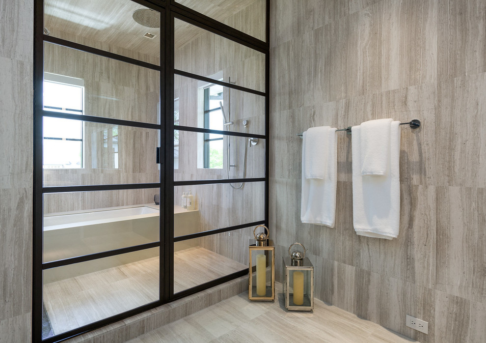Источник вдохновения для домашнего уюта: большая главная ванная комната в современном стиле с полновстраиваемой ванной, душевой комнатой, бежевыми стенами, полом из керамогранита, серым полом и душем с раздвижными дверями