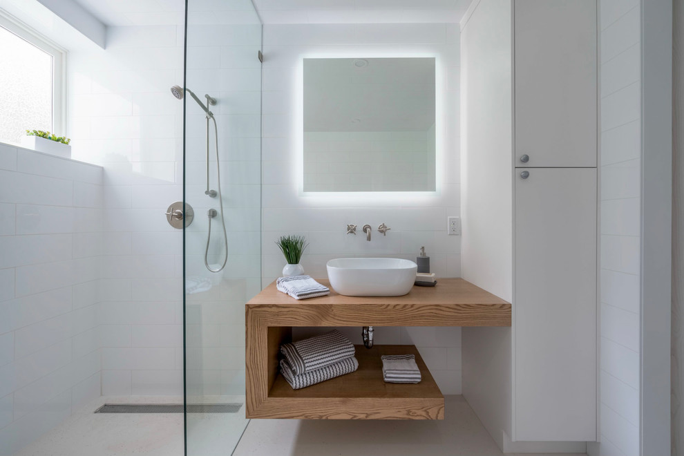 Diseño de cuarto de baño costero de tamaño medio con armarios abiertos, bañera exenta, aseo y ducha y ducha abierta