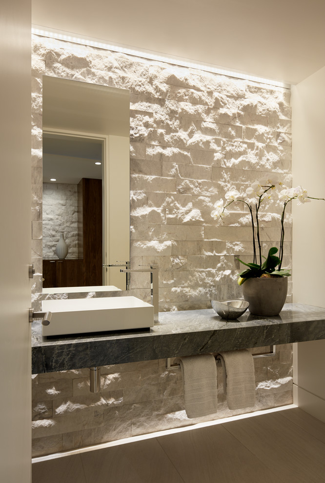 На фото: ванная комната в современном стиле с бежевыми стенами, душевой кабиной, настольной раковиной и бежевым полом