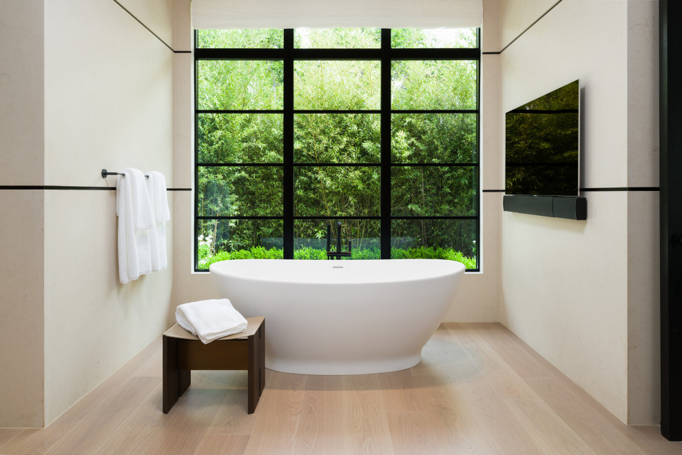 Идея дизайна: большая главная ванная комната в стиле ретро с плоскими фасадами, отдельно стоящей ванной, бежевой плиткой, плиткой из листового камня и встроенной тумбой