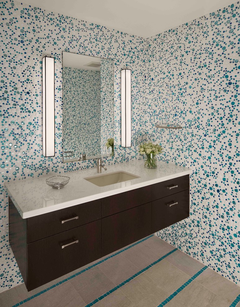 Идея дизайна: ванная комната в современном стиле с врезной раковиной, плоскими фасадами, темными деревянными фасадами, разноцветной плиткой и плиткой мозаикой