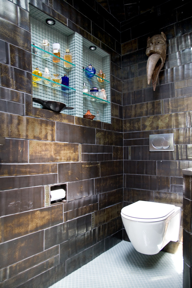 На фото: ванная комната в современном стиле с металлической плиткой и инсталляцией с