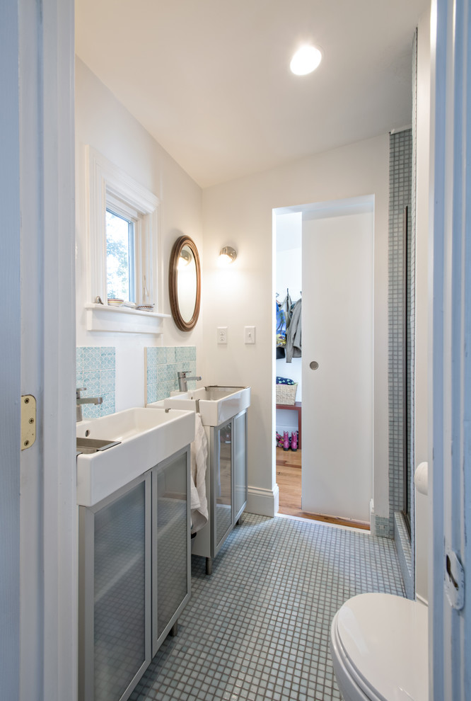 Идея дизайна: маленькая, узкая и длинная главная ванная комната в стиле неоклассика (современная классика) с консольной раковиной, стеклянными фасадами, синей плиткой, керамической плиткой, белыми стенами и полом из мозаичной плитки для на участке и в саду