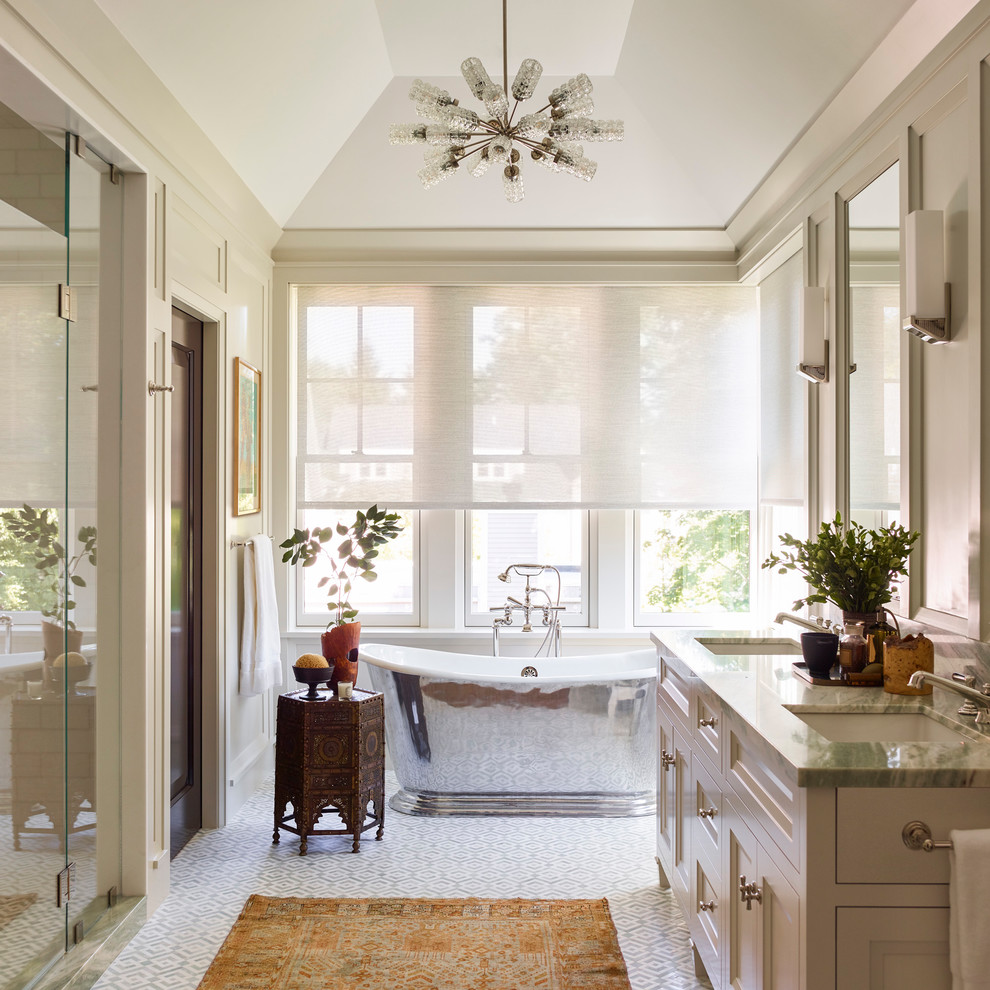 Idéer för att renovera ett stort vintage grön grönt en-suite badrum, med luckor med infälld panel, beige skåp, en dusch i en alkov, beige väggar, mosaikgolv, ett undermonterad handfat, marmorbänkskiva, grönt golv, dusch med gångjärnsdörr och ett fristående badkar