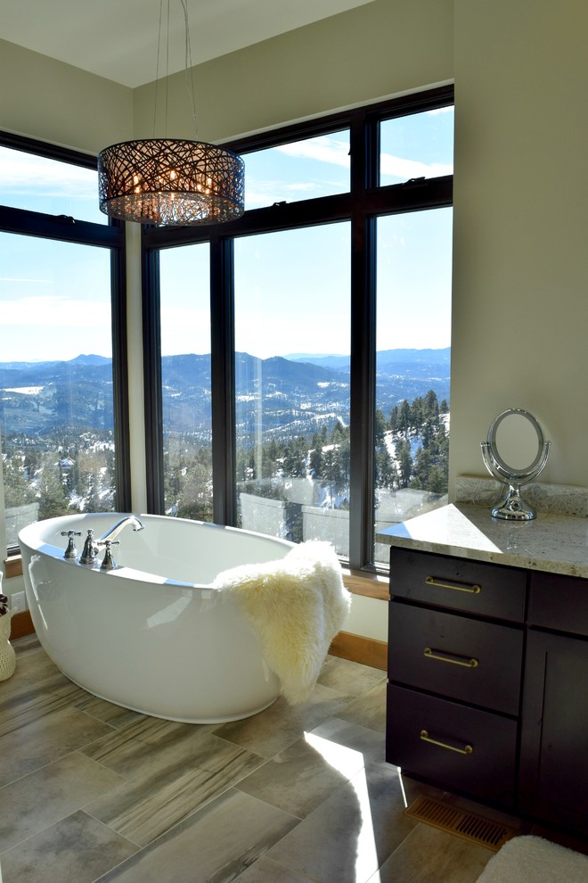 Стильный дизайн: главная ванная комната в стиле рустика с фасадами с утопленной филенкой, темными деревянными фасадами, отдельно стоящей ванной, светлым паркетным полом и врезной раковиной - последний тренд