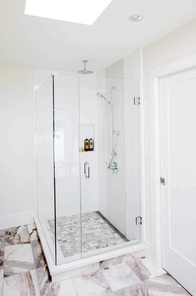 Immagine di una stanza da bagno padronale design con doccia ad angolo, piastrelle bianche, piastrelle in ceramica, pareti bianche, pavimento in gres porcellanato, pavimento multicolore e porta doccia a battente