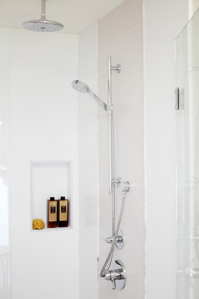 Idées déco pour une salle de bain principale contemporaine avec une douche d'angle, un carrelage blanc, des carreaux de céramique, un mur blanc et une cabine de douche à porte battante.