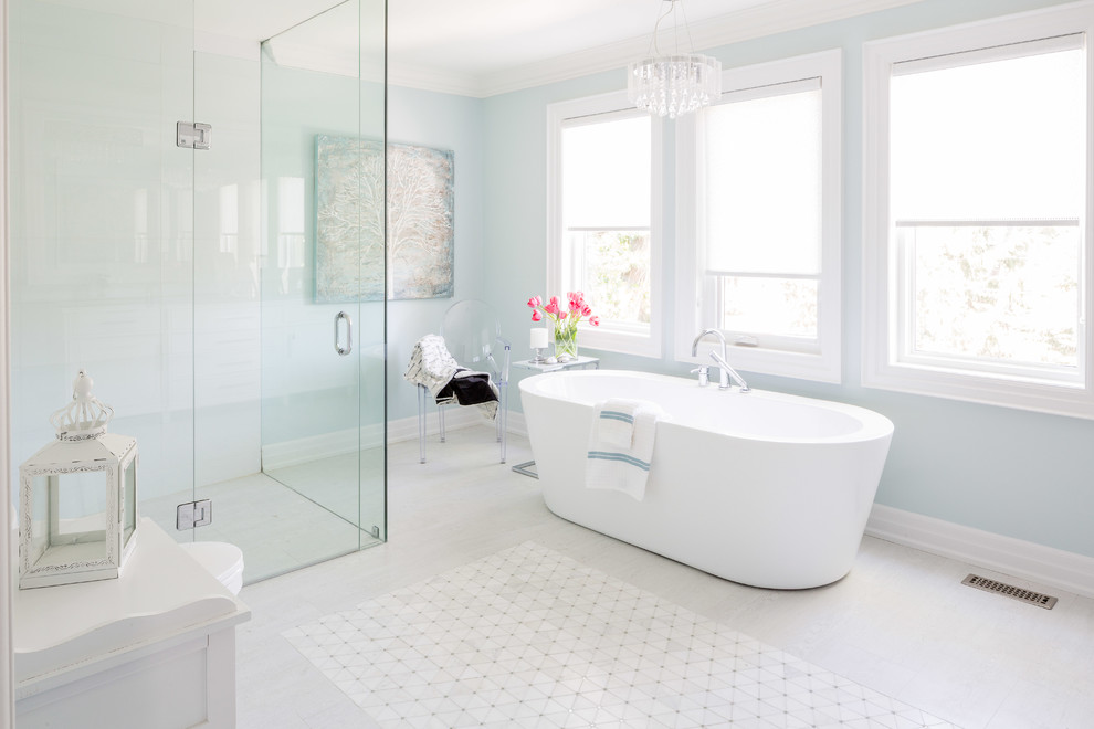 Inspiration pour une salle de bain principale traditionnelle avec une baignoire indépendante, un mur bleu, une douche d'angle, une cabine de douche à porte battante, un sol en carrelage de porcelaine et un sol blanc.
