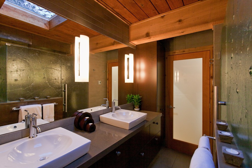 Пример оригинального дизайна: большая ванная комната в стиле ретро с настольной раковиной, плоскими фасадами, темными деревянными фасадами, столешницей из искусственного кварца, душем в нише, серой плиткой, керамогранитной плиткой и полом из керамогранита