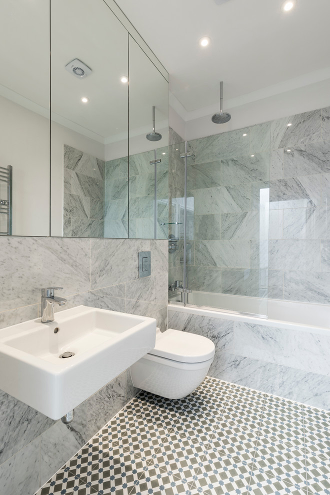 Foto di una stanza da bagno contemporanea con vasca ad alcova, vasca/doccia, WC sospeso, pareti grigie, lavabo sospeso e doccia aperta
