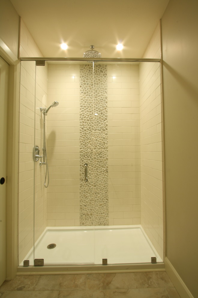 Mittelgroßes Klassisches Badezimmer mit Duschnische, beigen Fliesen, Kieselfliesen, beiger Wandfarbe und Porzellan-Bodenfliesen in Toronto