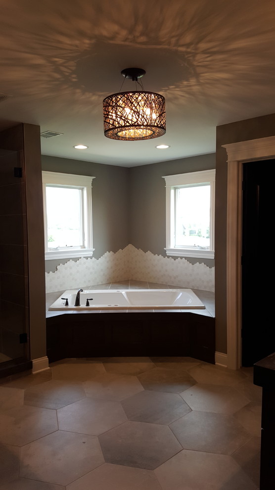 Cette photo montre une salle de bain chic avec une baignoire posée, une douche à l'italienne, un carrelage blanc, mosaïque, un sol en carrelage de céramique, un plan de toilette en béton et une cabine de douche à porte battante.