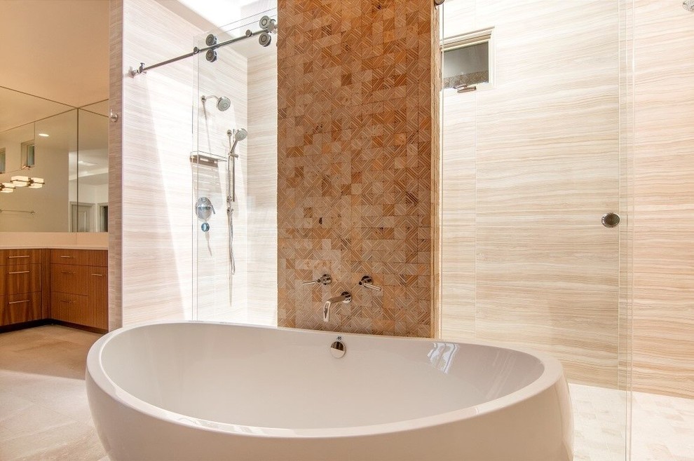 Exempel på ett stort modernt en-suite badrum, med släta luckor, skåp i mellenmörkt trä, ett fristående badkar, beige väggar, en dubbeldusch, travertin golv, ett undermonterad handfat, bänkskiva i akrylsten, beiget golv, dusch med skjutdörr, beige kakel och keramikplattor