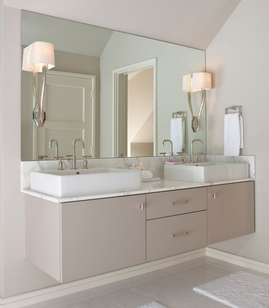 Foto de cuarto de baño rectangular contemporáneo con encimera de mármol, lavabo sobreencimera y puertas de armario beige