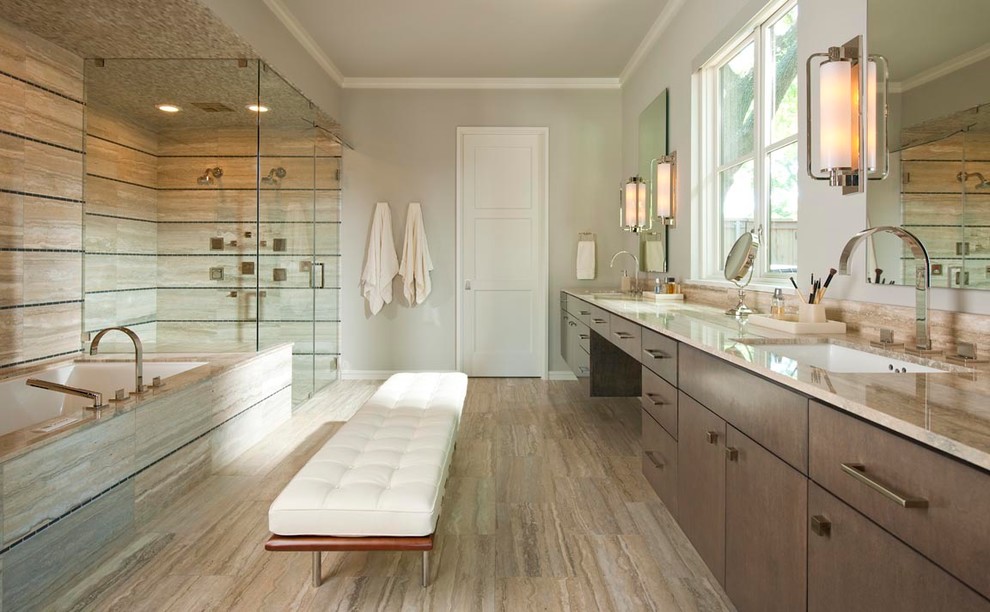 Idee per una stanza da bagno design con lavabo sottopiano, vasca sottopiano, doccia doppia, pareti beige e piastrelle in travertino
