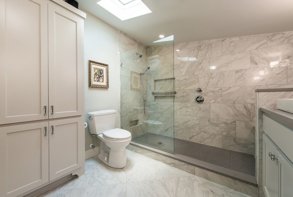 Inredning av ett klassiskt mellanstort en-suite badrum, med skåp i shakerstil, grå skåp, en öppen dusch, grå kakel, marmorkakel, grå väggar, marmorgolv, ett konsol handfat och bänkskiva i kvarts