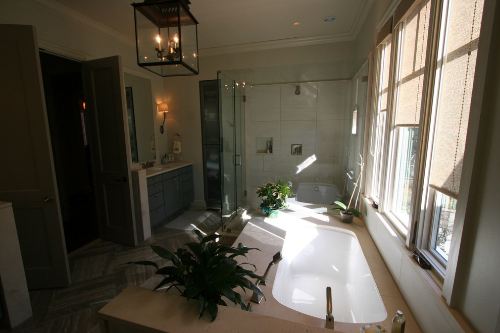 Bild på ett vintage badrum, med ett undermonterad handfat, luckor med infälld panel, beige skåp, marmorbänkskiva, ett undermonterat badkar, en öppen dusch, vit kakel, porslinskakel, beige väggar och travertin golv