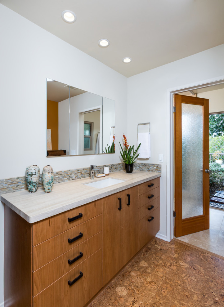 Ispirazione per una stanza da bagno padronale minimal di medie dimensioni con ante marroni, pareti bianche, pavimento in sughero e pavimento marrone