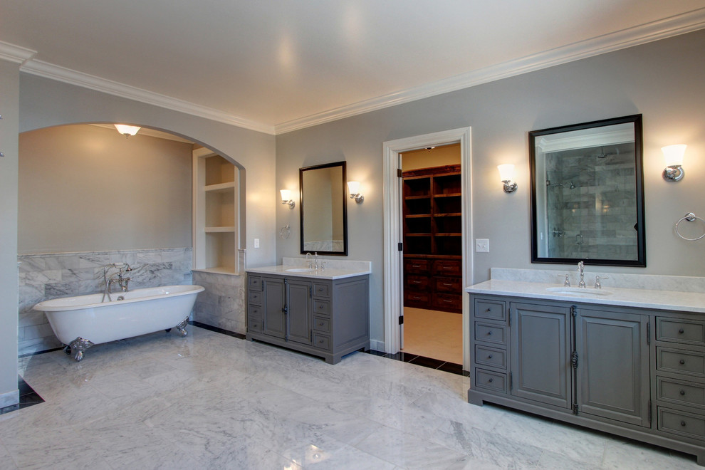 Inredning av ett klassiskt stort en-suite badrum, med möbel-liknande, grå skåp, ett badkar med tassar, en dusch i en alkov, svart och vit kakel, grå väggar, marmorgolv, ett undermonterad handfat och granitbänkskiva