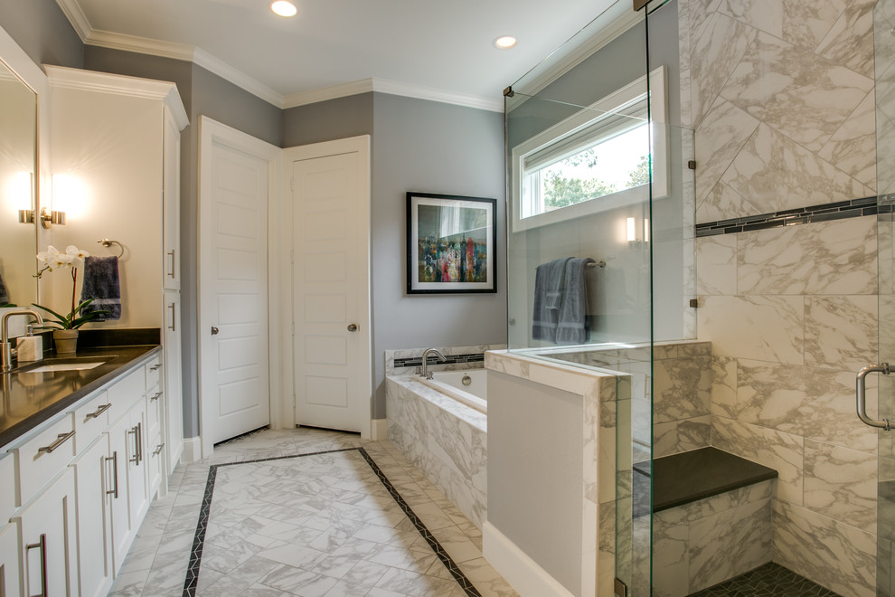 Exemple d'une grande salle de bain principale chic avec un placard à porte shaker, des portes de placard blanches, une baignoire posée, une douche d'angle, un carrelage marron, un carrelage blanc, des carreaux de porcelaine, un mur gris, un sol en carrelage de porcelaine, un lavabo encastré et un sol multicolore.