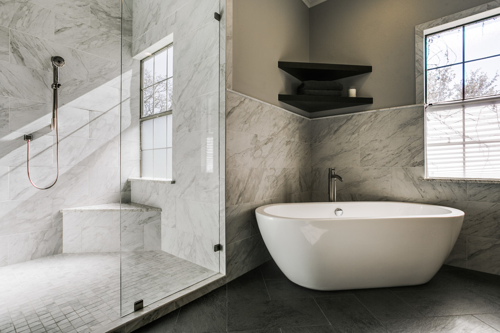 Идея дизайна: большая ванная комната в стиле неоклассика (современная классика) с плоскими фасадами, темными деревянными фасадами, полом из сланца и серым полом