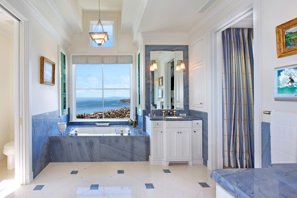 Inspiration pour une salle de bain craftsman avec un carrelage bleu et un plan de toilette bleu.
