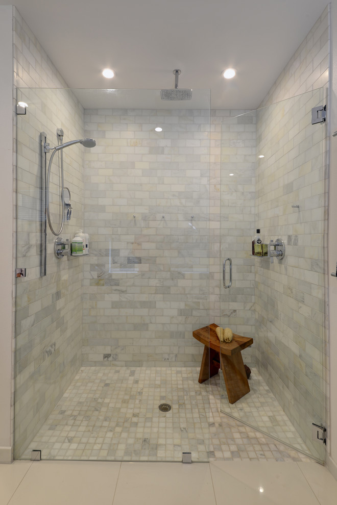 オースティンにあるミッドセンチュリースタイルのおしゃれな浴室の写真