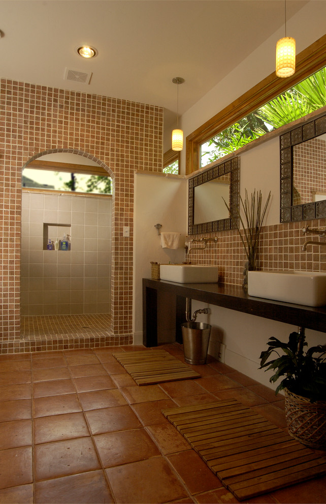 На фото: ванная комната в морском стиле с настольной раковиной, столешницей из дерева и коричневой столешницей с