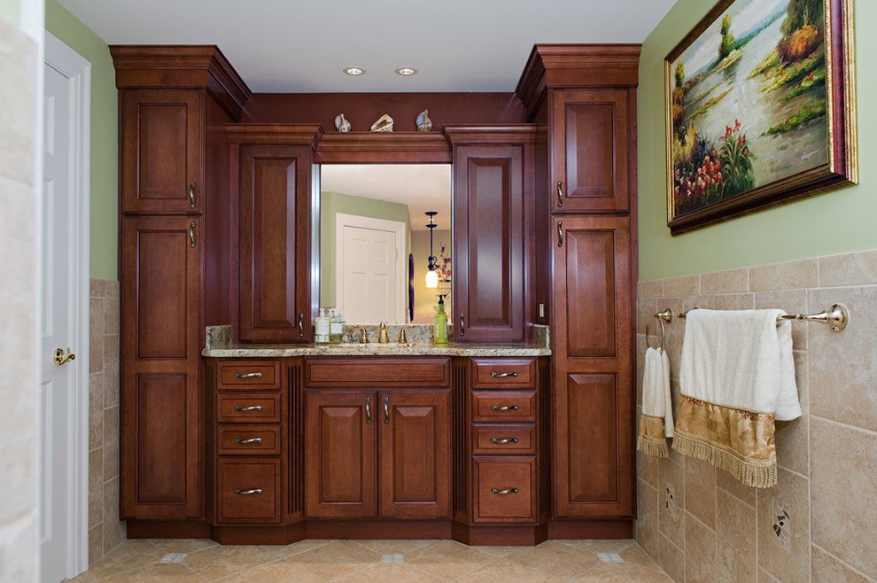 Стильный дизайн: ванная комната в классическом стиле с фасадами с выступающей филенкой, темными деревянными фасадами, столешницей из гранита, зеленой плиткой и угловым душем - последний тренд