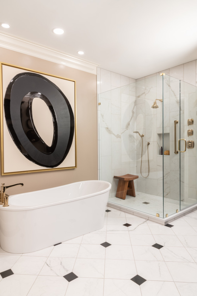 На фото: огромная главная ванная комната в стиле фьюжн с отдельно стоящей ванной, угловым душем, коричневыми стенами, мраморным полом, белым полом и душем с распашными дверями