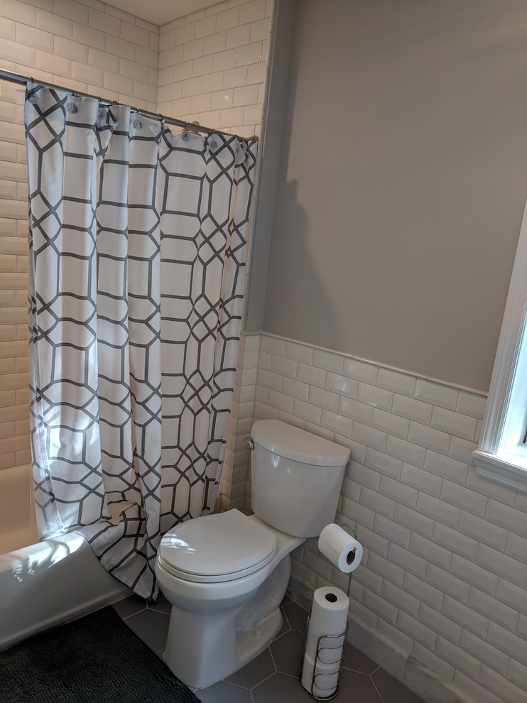 Cette photo montre une salle de bain de taille moyenne pour enfant avec un placard à porte affleurante, des portes de placard blanches, une baignoire en alcôve, WC séparés, un carrelage blanc, des carreaux de céramique, un mur blanc, un sol en carrelage de céramique, un lavabo intégré, un plan de toilette en granite, un sol gris et un plan de toilette gris.