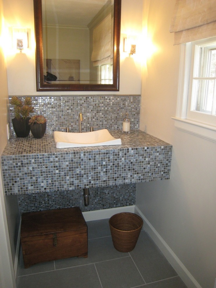 На фото: ванная комната среднего размера в стиле фьюжн с черной плиткой, синей плиткой, серой плиткой, белой плиткой, белыми стенами, полом из цементной плитки, душевой кабиной, накладной раковиной и стеклянной столешницей с