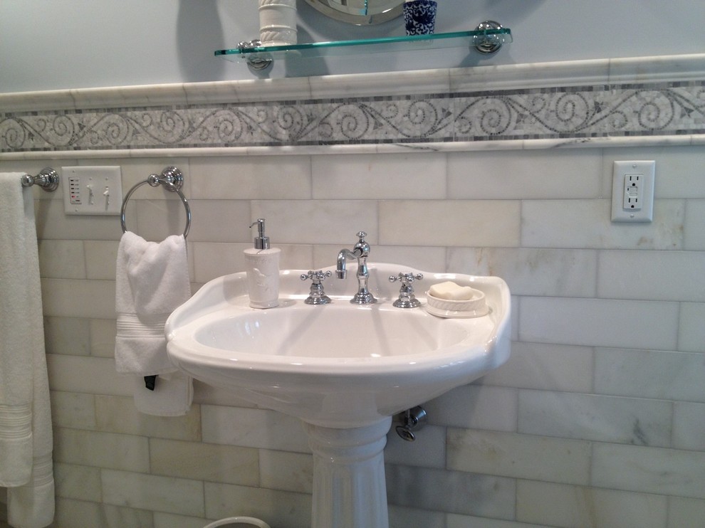 Foto di una stanza da bagno con doccia bohémian di medie dimensioni con piastrelle bianche, piastrelle diamantate, pareti bianche e lavabo a colonna