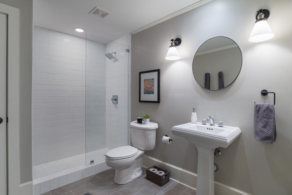 アトランタにある低価格の小さなトランジショナルスタイルのおしゃれな浴室 (アルコーブ型シャワー、分離型トイレ、白いタイル、磁器タイル、グレーの壁、磁器タイルの床、ペデスタルシンク、グレーの床、オープンシャワー、ニッチ、洗面台1つ) の写真