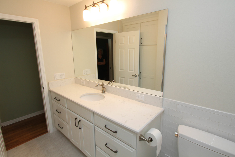 Idéer för ett litet klassiskt badrum med dusch, med luckor med infälld panel, vita skåp, en kantlös dusch, vit kakel, porslinskakel, klinkergolv i porslin och bänkskiva i kvartsit