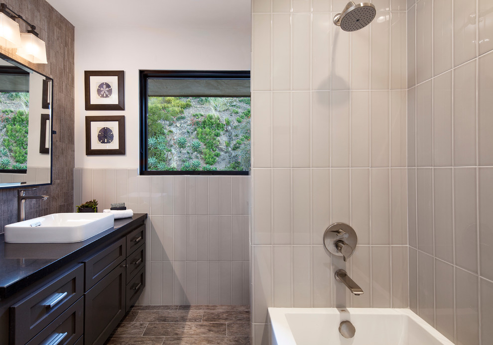 Esempio di una stanza da bagno padronale minimalista con lavabo rettangolare, ante con riquadro incassato, ante nere, doccia aperta, WC monopezzo, piastrelle grigie, piastrelle in ceramica e pareti grigie