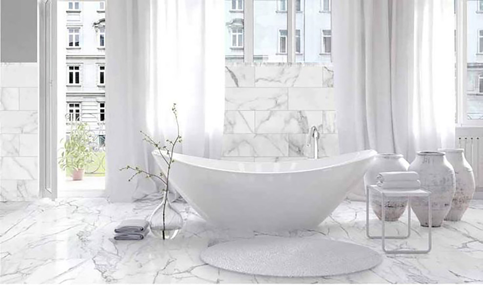 Esempio di una stanza da bagno padronale chic di medie dimensioni con vasca freestanding, pareti grigie e pavimento in marmo